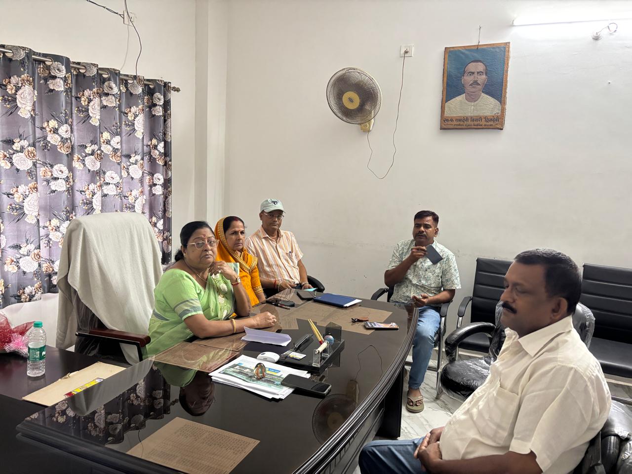 अररिया फोटो:नप सशक्त स्थायी समिति की बैठक की जानकारी देते चेयरमैन, वीसी और ईओ अररिया फोटो:नप सशक्त स्थायी समिति की बैठक की जानकारी देते चेयरमैन, वीसी और ईओ