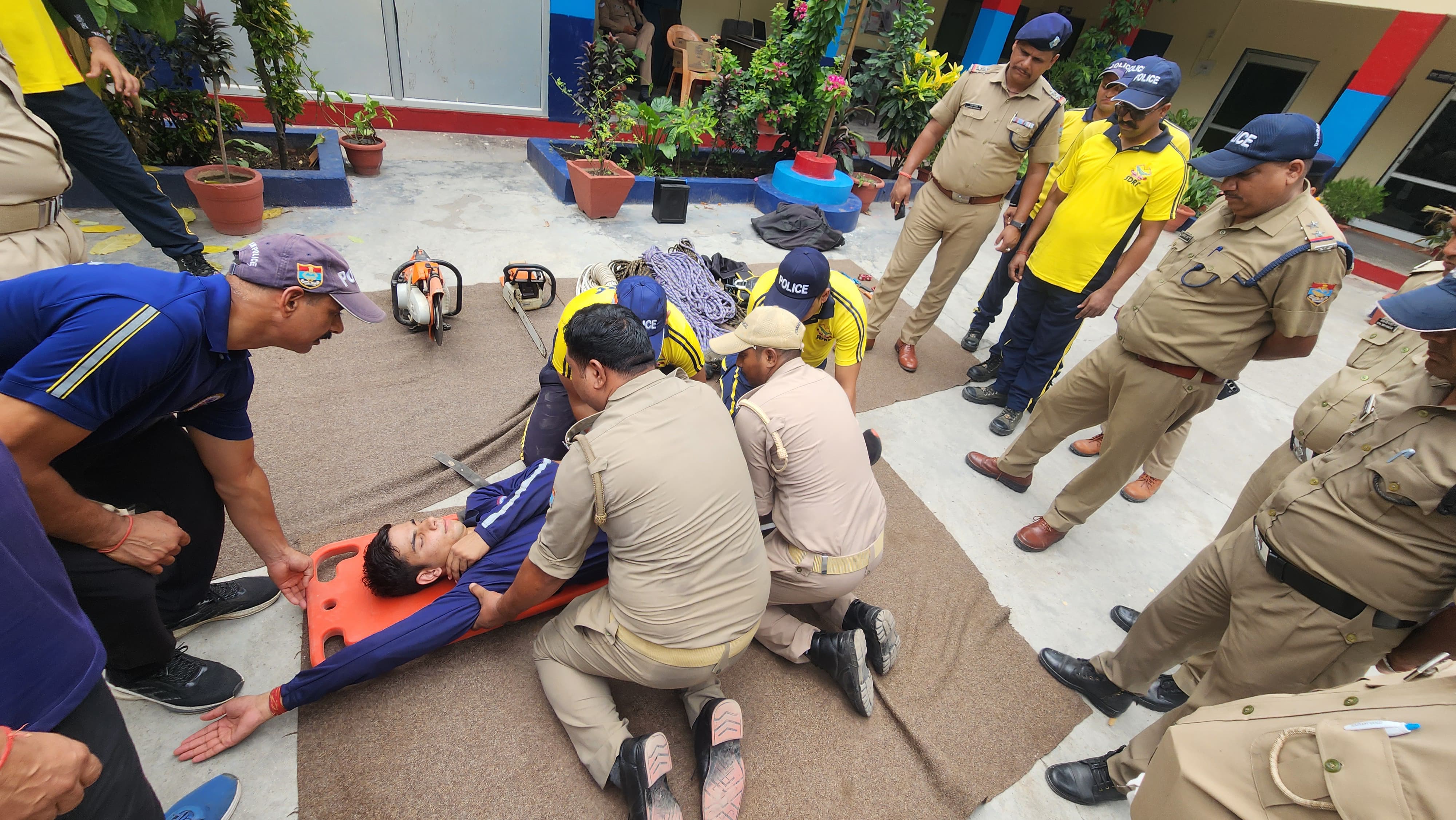 कावड़ मेला को लेकर प्रशिक्षण देते हैं एसडीआरएफ के जवान कावड़ मेला को लेकर प्रशिक्षण देते हैं एसडीआरएफ के जवान