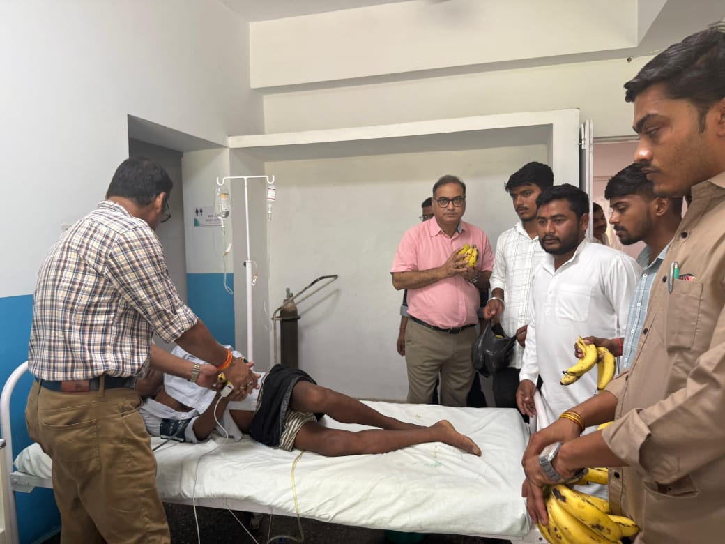 मरीज को फल वितरण करते हुए कांग्रेस नेता मरीज को फल वितरण करते हुए कांग्रेस नेता