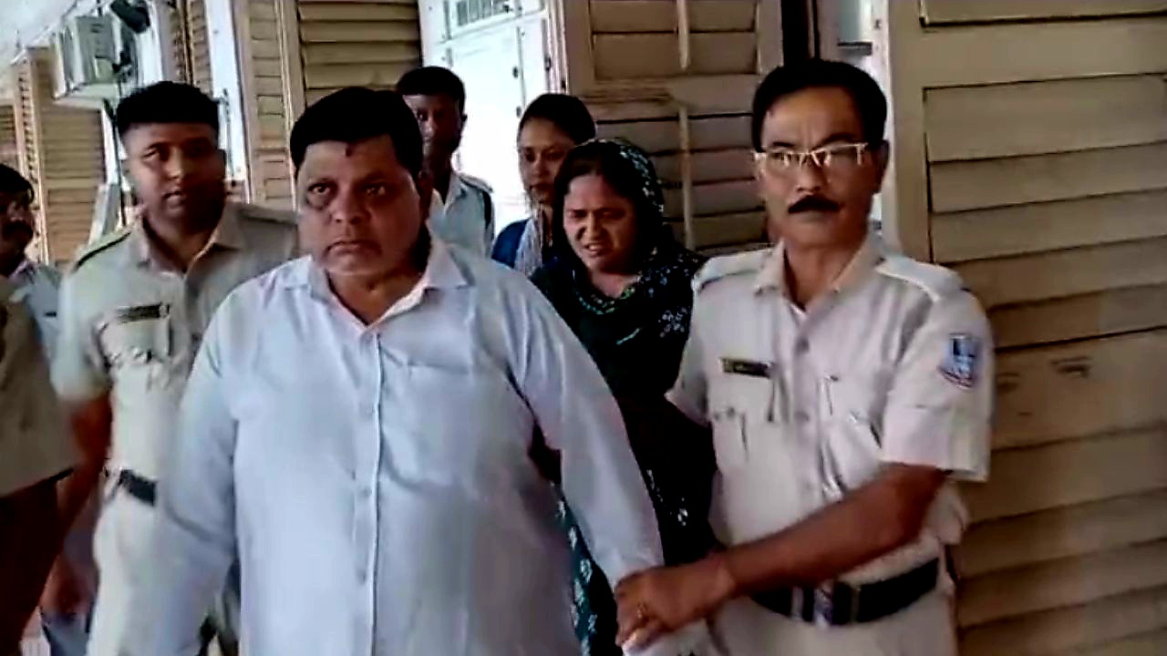 आरोपितों को अदालत ले जाती पुलिस आरोपितों को अदालत ले जाती पुलिस