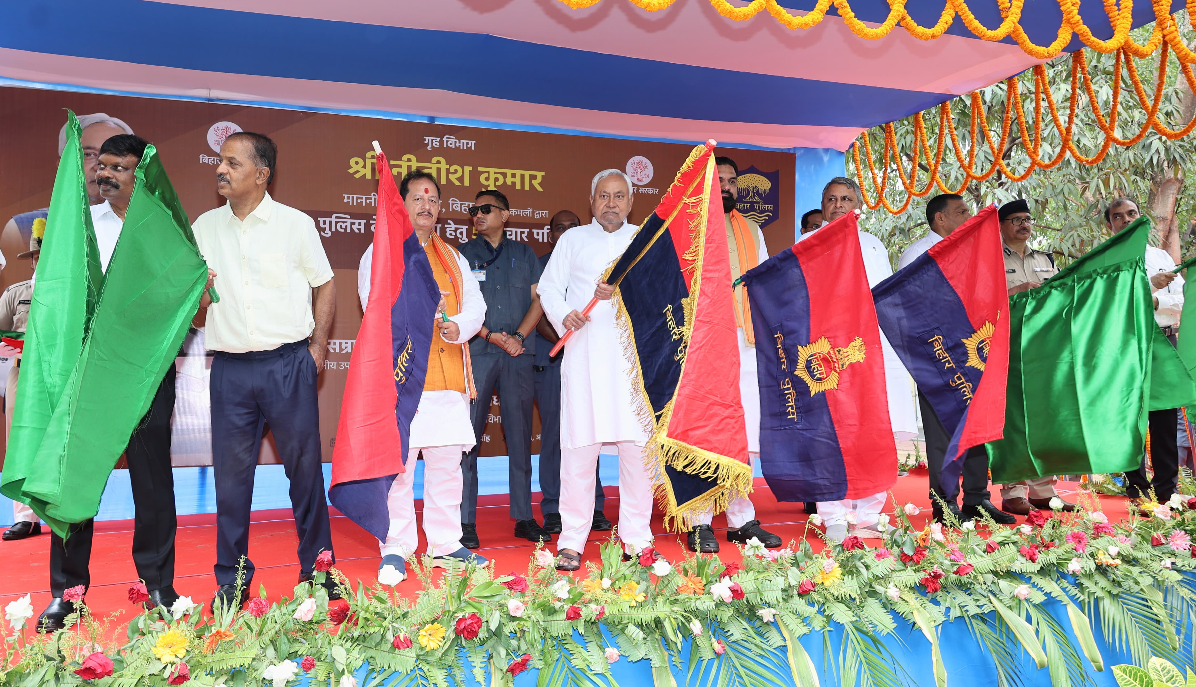 मुख्यमंत्री पुलिस उपयोग के वाहनों को हरी झंडी दिखाकर रवाना करते हुए मुख्यमंत्री पुलिस उपयोग के वाहनों को हरी झंडी दिखाकर रवाना करते हुए