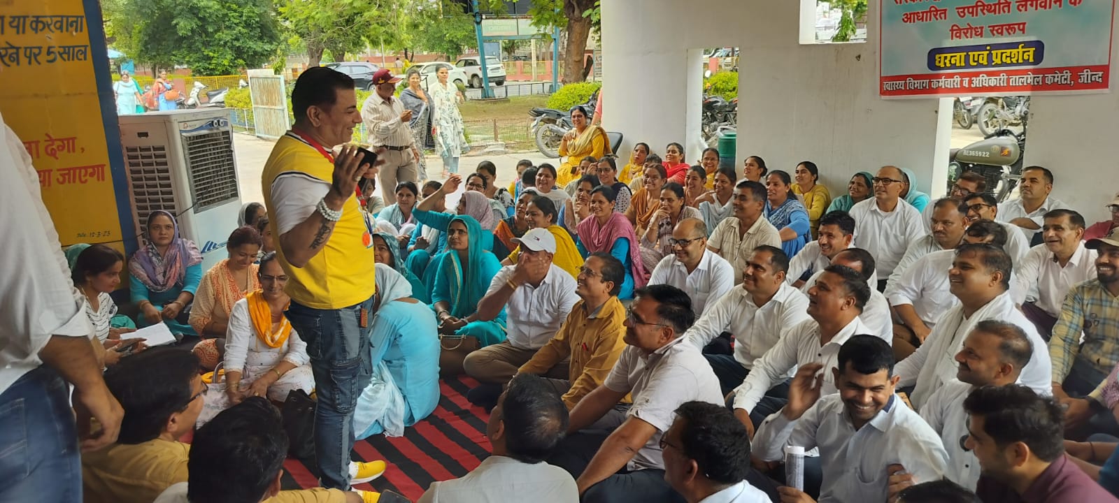 मांगों को लेकर नारेबाजी करते हुए स्वास्थ्यकर्मी व अधिकारी। मांगों को लेकर नारेबाजी करते हुए स्वास्थ्यकर्मी व अधिकारी।