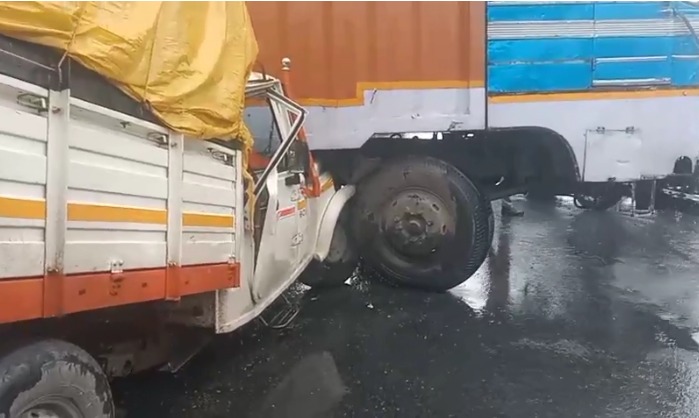 अनियंत्रित पिकअप वैन लॉरी से टकराई अनियंत्रित पिकअप वैन लॉरी से टकराई