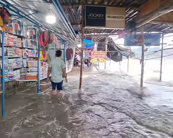 रजरप्पा के दुकानों में घुसा पानी