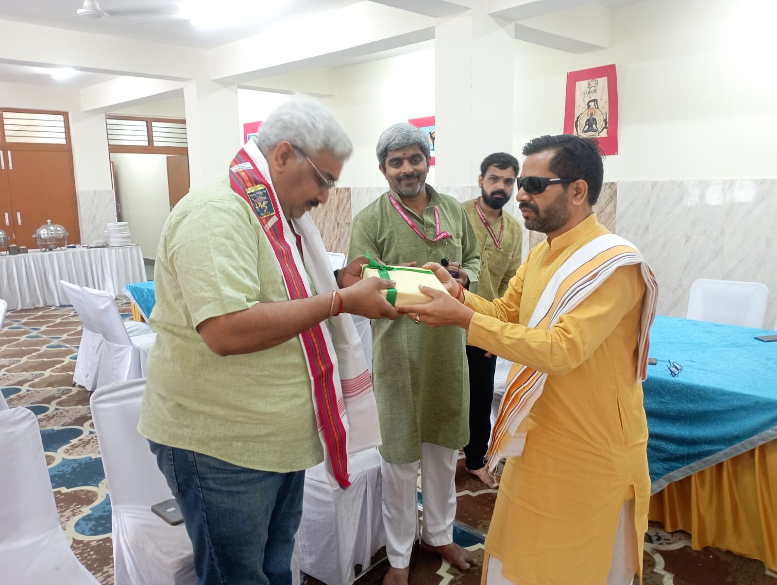 फोटो कैप्शन-20 एनटीएच 24-परिसर की ओर से निदेशक प्रो पीवीबी सुब्रह्मण्यम ने श्री मूर्ति को सम्मानित भी किया गया फोटो कैप्शन-20 एनटीएच 24-परिसर की ओर से निदेशक प्रो पीवीबी सुब्रह्मण्यम ने श्री मूर्ति को सम्मानित भी किया गया