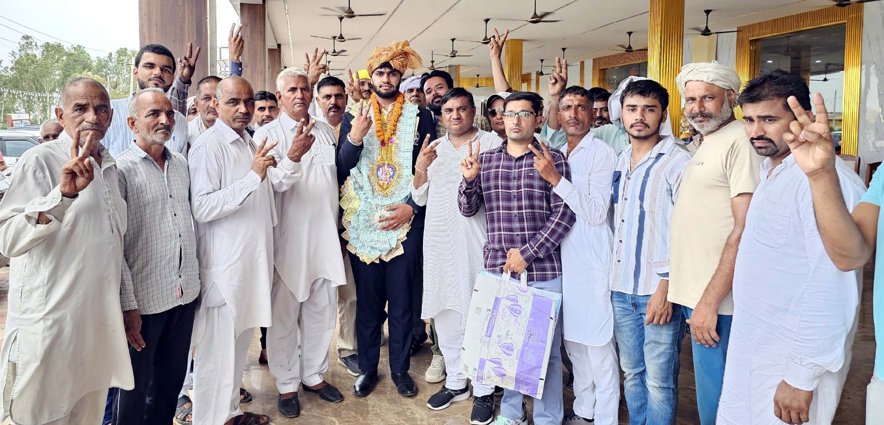पहलवान सचिन सिंधु का गांव में पहुंचने पर फूलमाला डालकर स्वागत करते हुए ग्रामीण। पहलवान सचिन सिंधु का गांव में पहुंचने पर फूलमाला डालकर स्वागत करते हुए ग्रामीण।