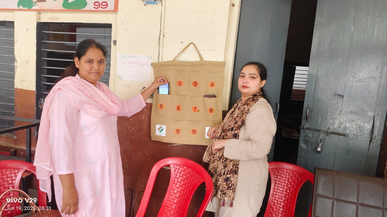 आयोग ने दी मोबाइल जमा कराने की सुविधा आयोग ने दी मोबाइल जमा कराने की सुविधा