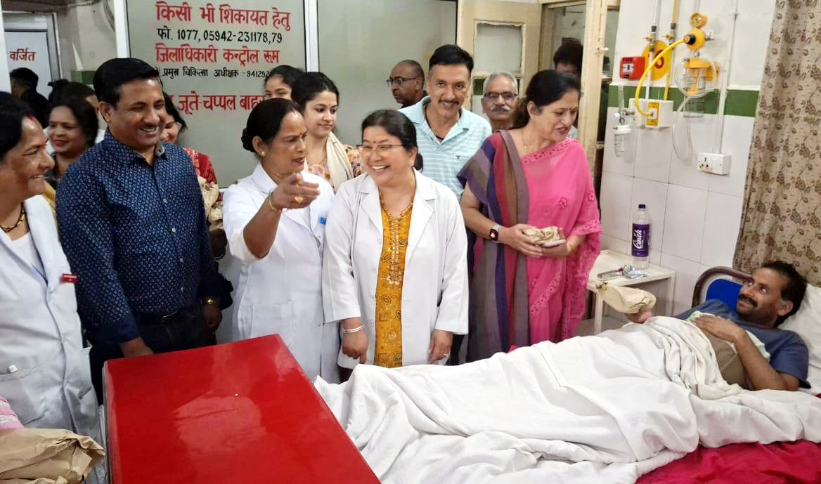 बीडी पांडे जिला चिकित्सालय में रोगियों को फल वितरित करते कांग्रेस कार्यकर्ता। बीडी पांडे जिला चिकित्सालय में रोगियों को फल वितरित करते कांग्रेस कार्यकर्ता।