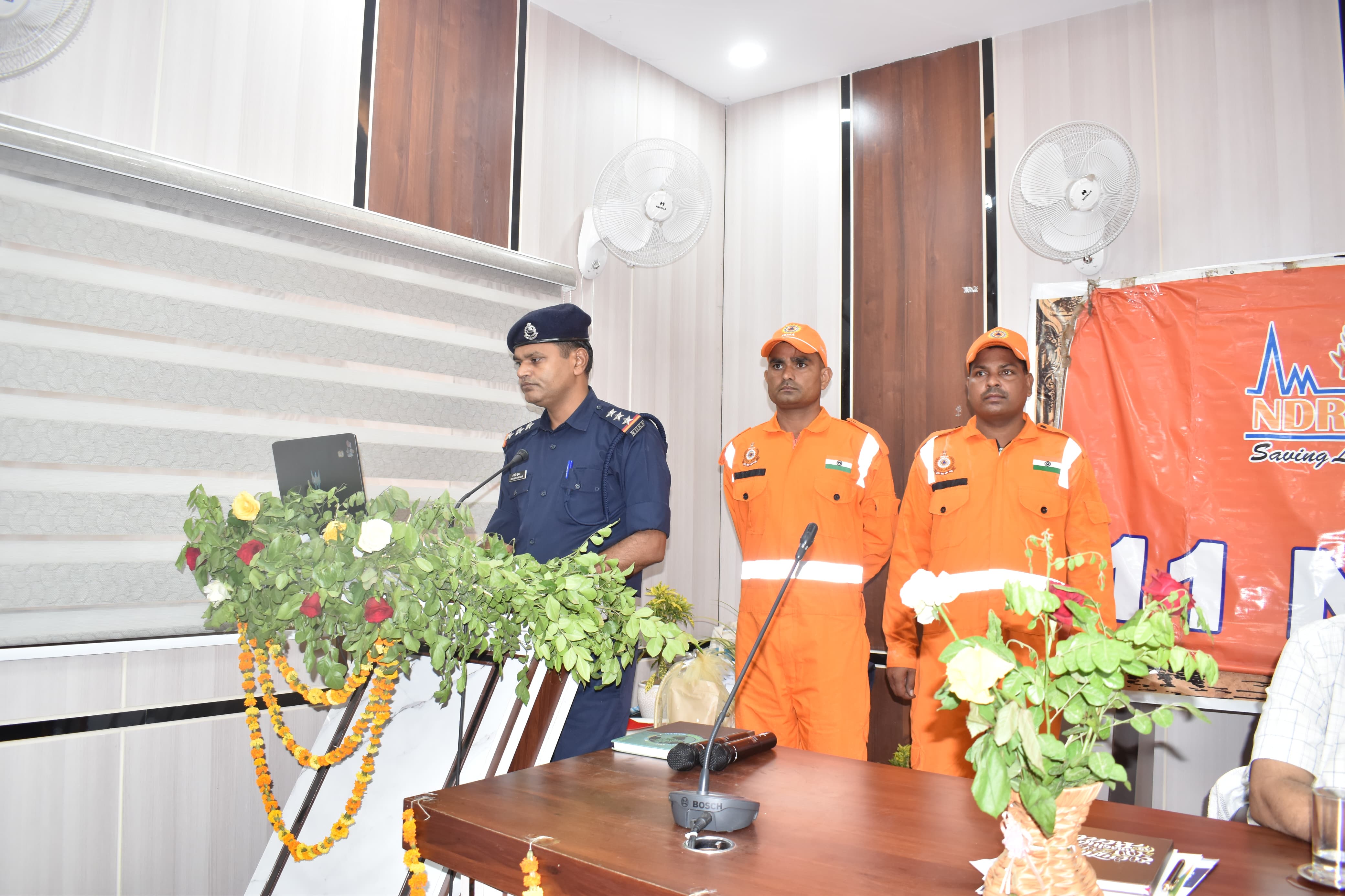 आपदा प्रबंधन पर बोलते एनडीआरएफ उप महानिरीक्षक मनोज कुमार शर्मा। आपदा प्रबंधन पर बोलते एनडीआरएफ उप महानिरीक्षक मनोज कुमार शर्मा।