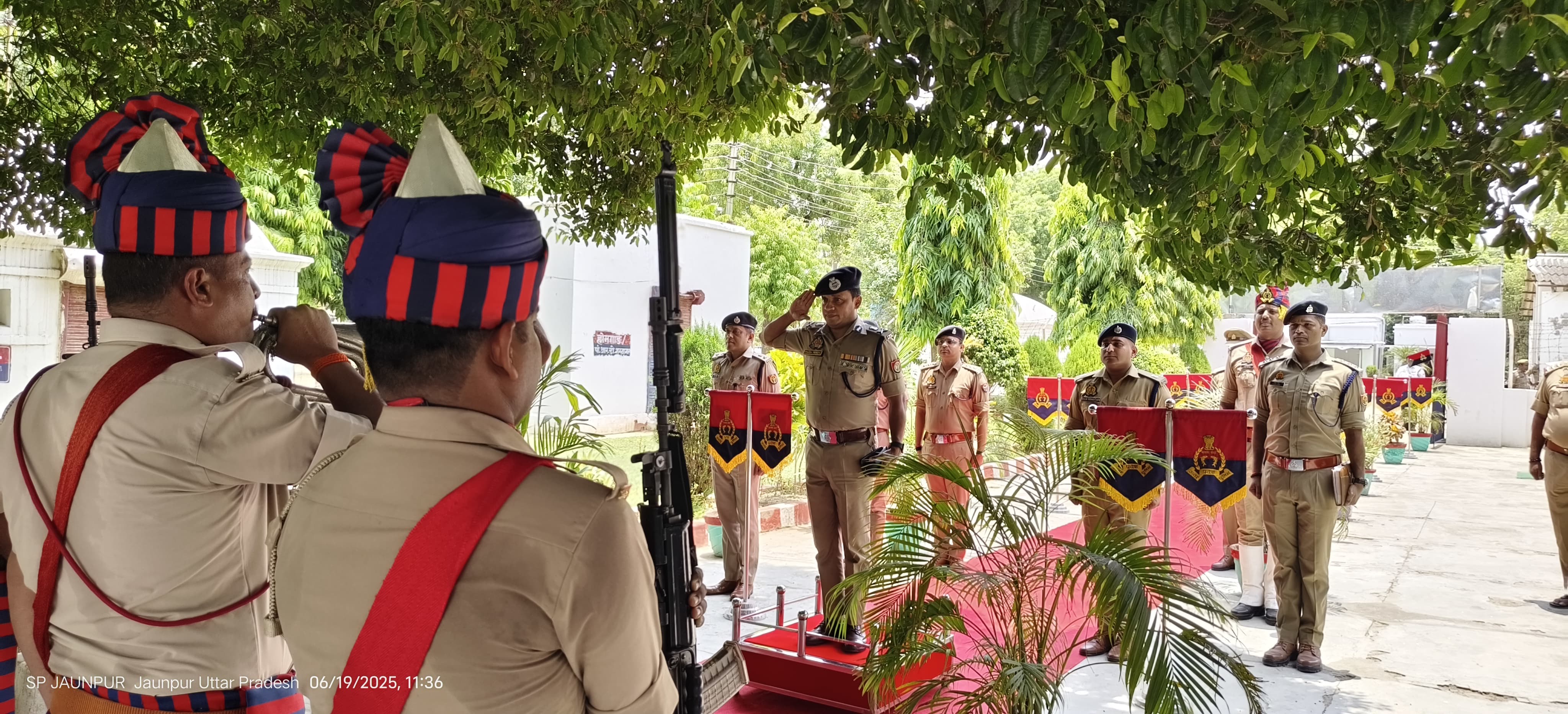 एडीजी वाराणसी पीयूष मार्डिया पुलिस लाइन में सलामी लेते हुए