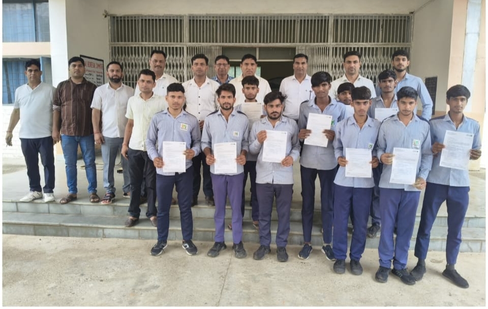 चयन पत्र के साथ चयनित उम्मीदवार। चयन पत्र के साथ चयनित उम्मीदवार।