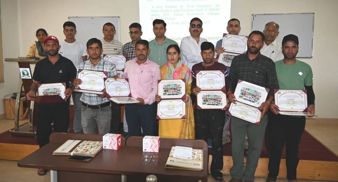 वन अकादमी सुंदरनगर में प्रशिक्षण प्राप्त करने के बाद प्रतिभागी वन अकादमी सुंदरनगर में प्रशिक्षण प्राप्त करने के बाद प्रतिभागी