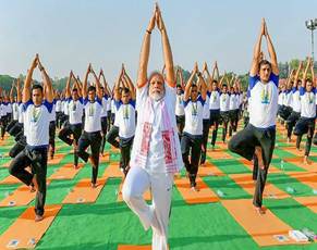पिछले योग दिवस पर योग करते प्रधानमंत्री नरेन्द्र मोदी पिछले योग दिवस पर योग करते प्रधानमंत्री नरेन्द्र मोदी