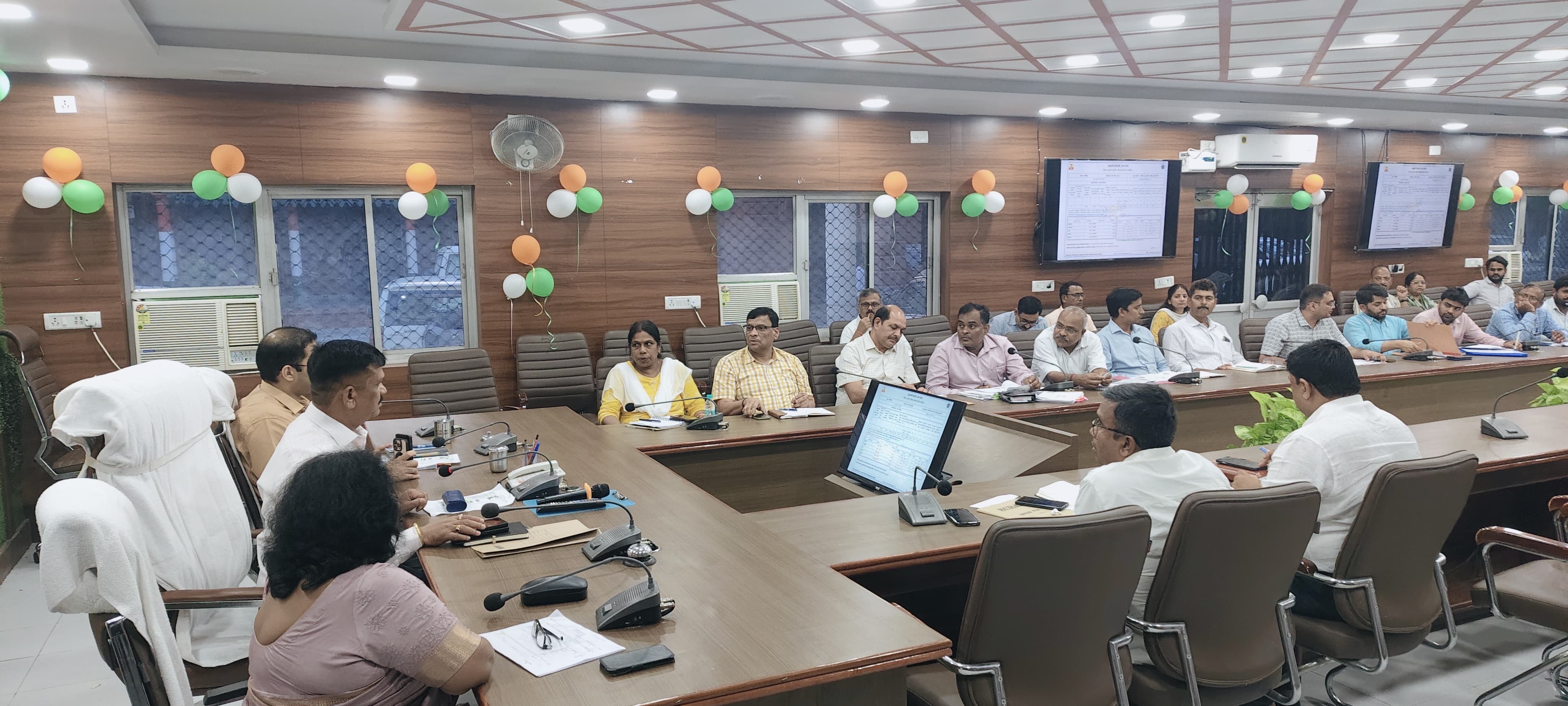 सीएम डैश बोर्ड की बैठक लेते जिलाधिकारी सीएम डैश बोर्ड की बैठक लेते जिलाधिकारी