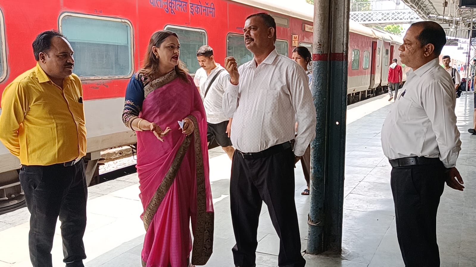 रेलवे स्टेशन पर व्यवस्थाओं का जायजा लेती रेलवे बोर्ड सलाहकार समिति सदस्य पूजा नंदा रेलवे स्टेशन पर व्यवस्थाओं का जायजा लेती रेलवे बोर्ड सलाहकार समिति सदस्य पूजा नंदा