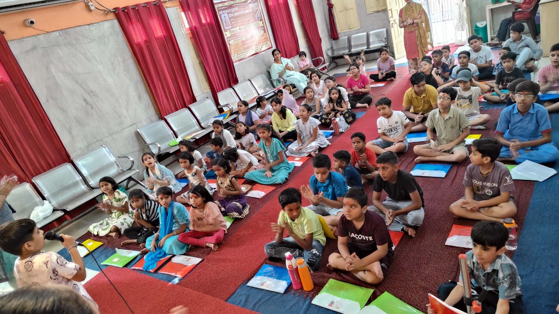 हनुमान मंदिर में आयोजित आध्यात्मिक शिविर में भाग लेते बच्चे। हनुमान मंदिर में आयोजित आध्यात्मिक शिविर में भाग लेते बच्चे।