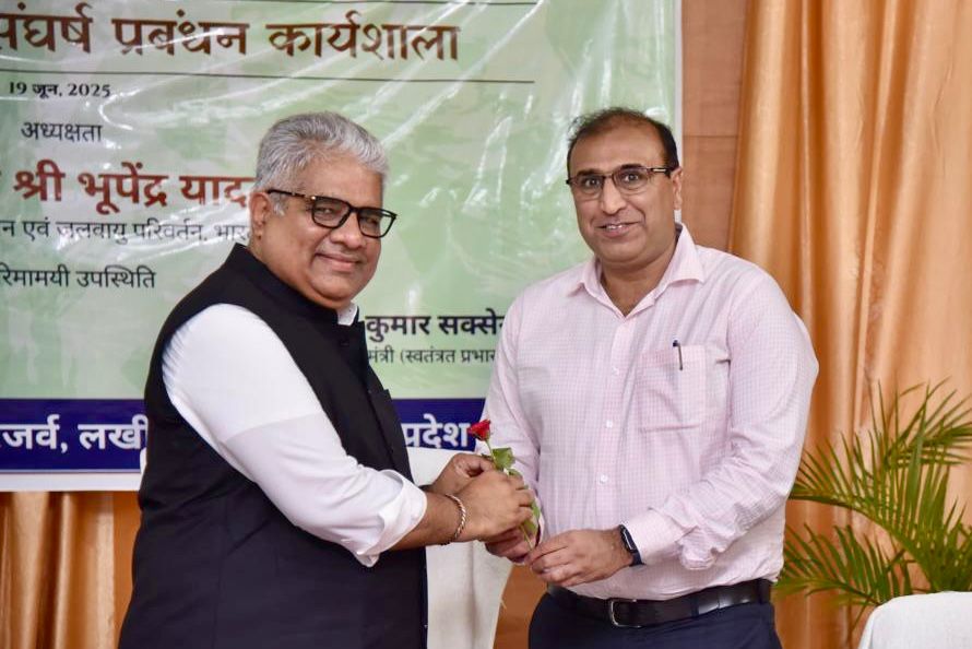 भूपेंद्र यादव का स्वागत करते वन विभाग के अधिकारी