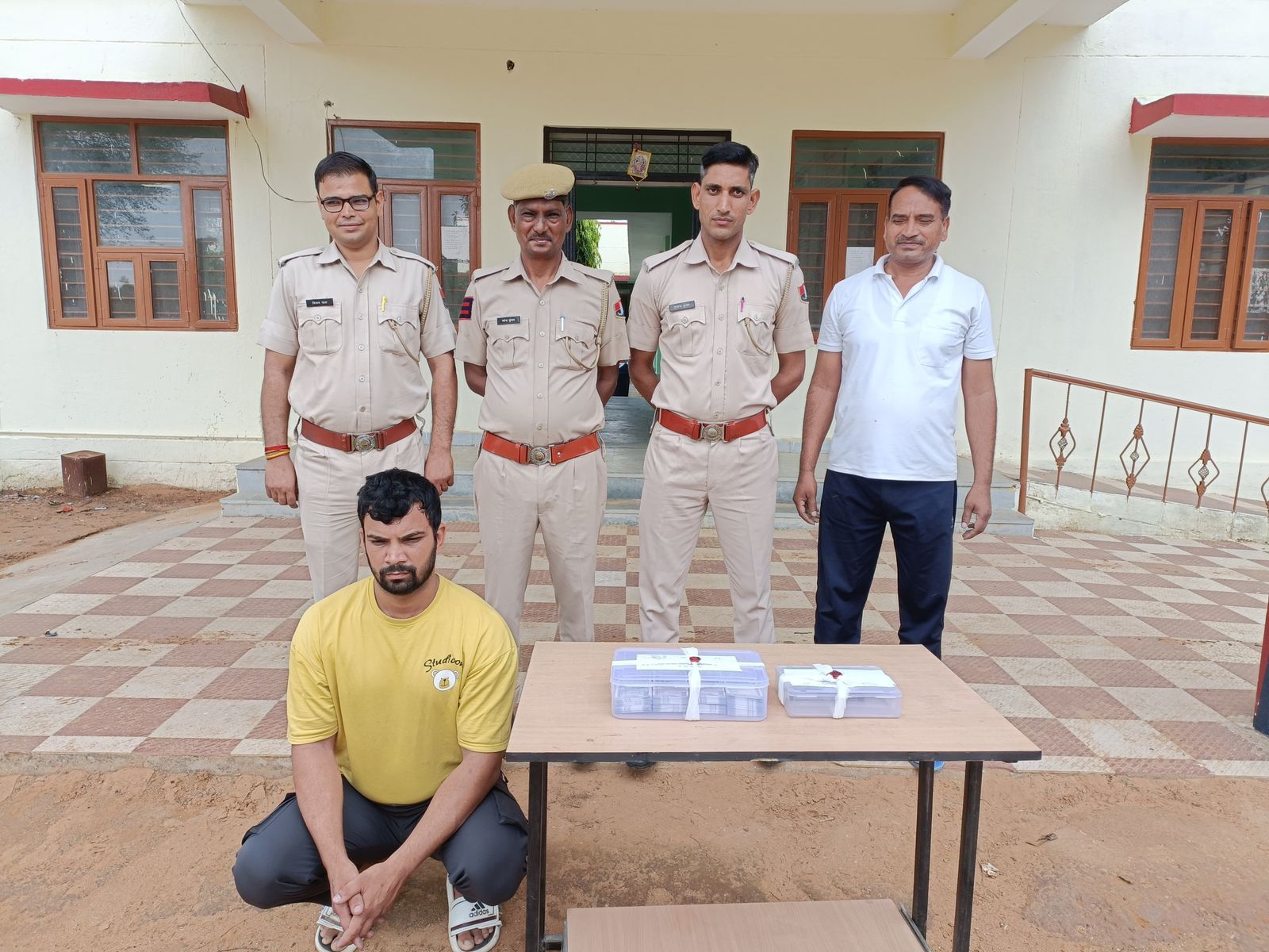 चार लाख रुपए के नकली नोट की डिलीवरी करने आए युवक को पुलिस ने दबोचा चार लाख रुपए के नकली नोट की डिलीवरी करने आए युवक को पुलिस ने दबोचा