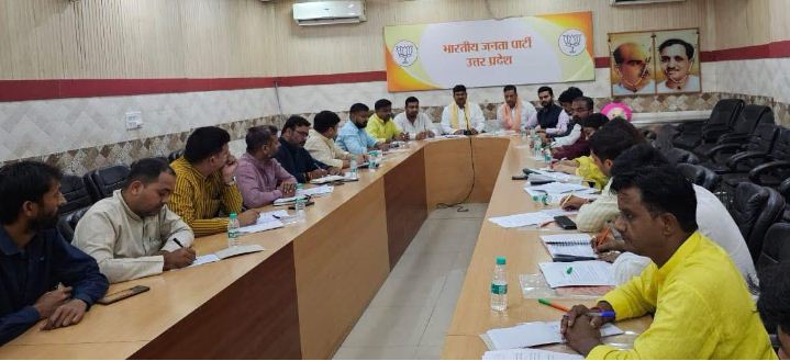 युवा मोर्चा के पदाधिकारियों के साथ बैठक करते धर्मपाल सिंह युवा मोर्चा के पदाधिकारियों के साथ बैठक करते धर्मपाल सिंह
