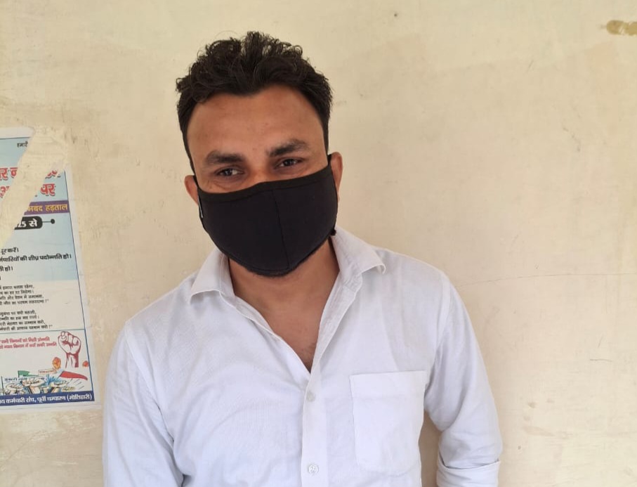न्यायालय में आत्मसमर्पण करता अपराधी शाहिद न्यायालय में आत्मसमर्पण करता अपराधी शाहिद