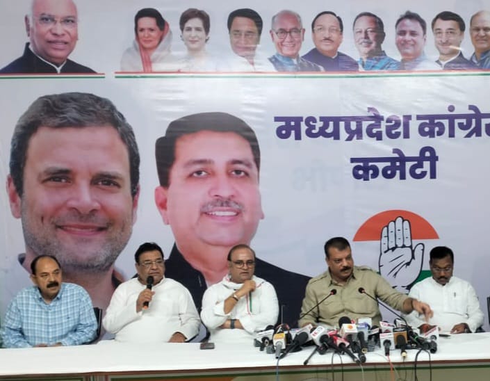 कांग्रेस ने प्रदेश सरकार पर लगाया आदिवासियाें की बेदखली का आराेप कांग्रेस ने प्रदेश सरकार पर लगाया आदिवासियाें की बेदखली का आराेप