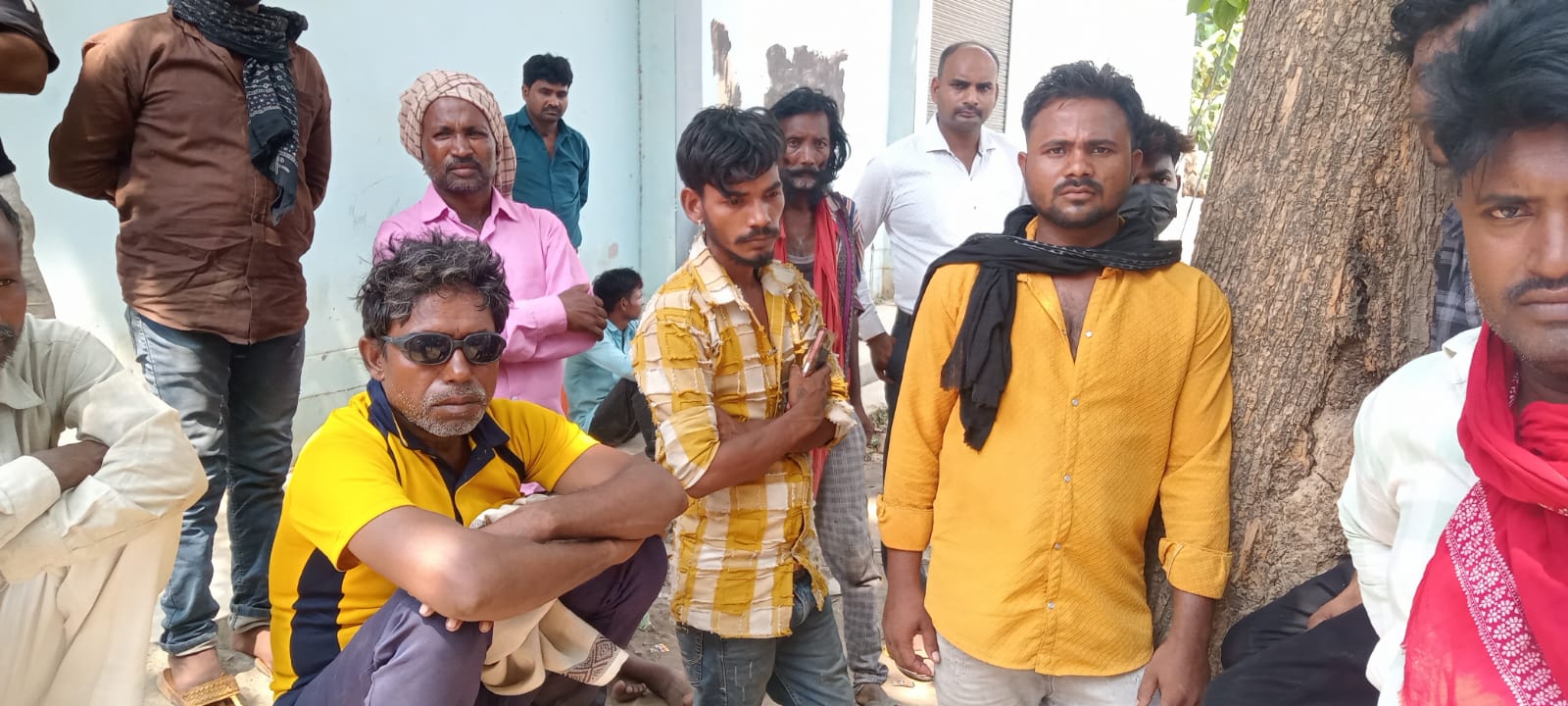 सर्प दंस के शिकार हुए युवक के परिवार का छाया चित्र सर्प दंस के शिकार हुए युवक के परिवार का छाया चित्र