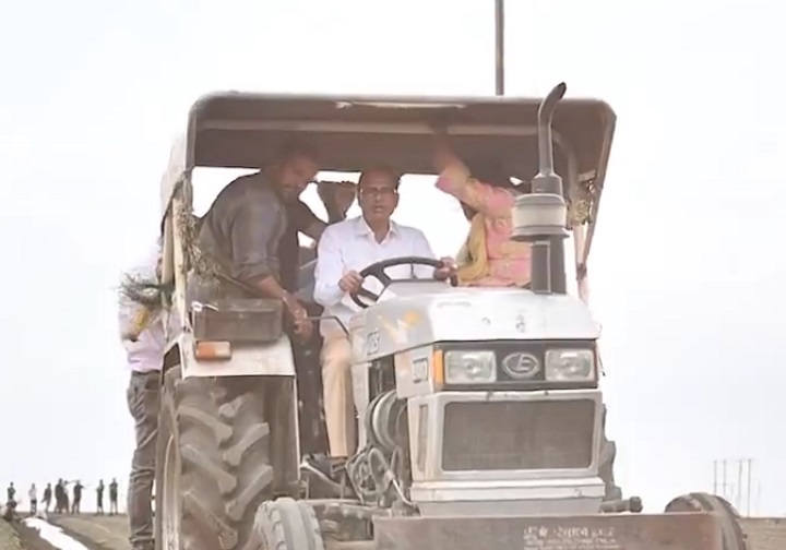 शिवराज सिंह चौहान ने खेत में चलाया ट्रैक्टर, शिवराज सिंह चौहान ने खेत में चलाया ट्रैक्टर,