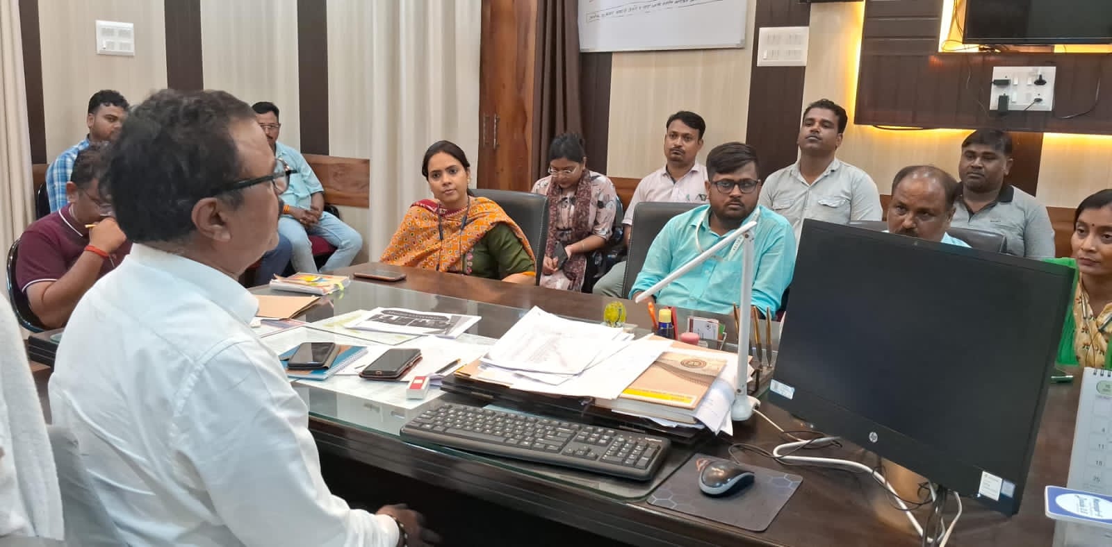 सीएमओ डॉ राजेश झा ने आयुष्मान मित्रों के साथ की बैठक सीएमओ डॉ राजेश झा ने आयुष्मान मित्रों के साथ की बैठक
