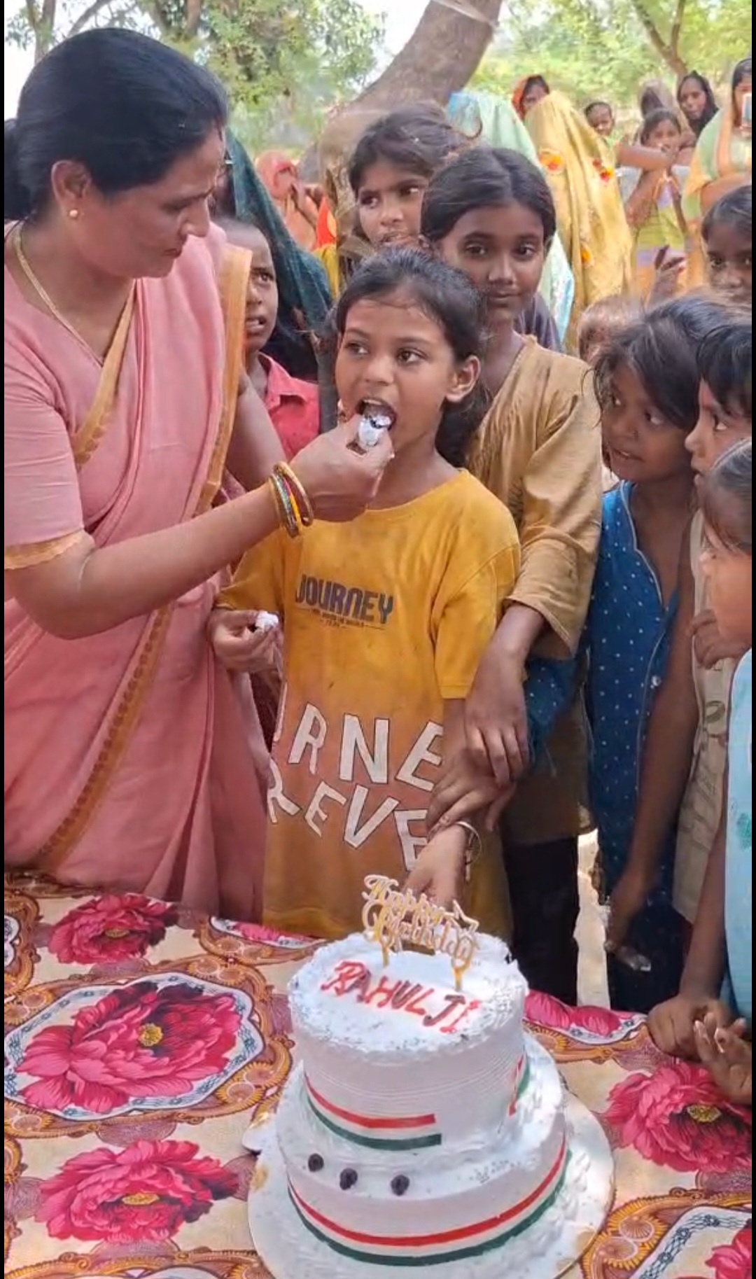 मलिन बस्ती में पहुंचकर केक काटते हुए कांग्रेस नेत्री नेत्री मलिन बस्ती में पहुंचकर केक काटते हुए कांग्रेस नेत्री नेत्री