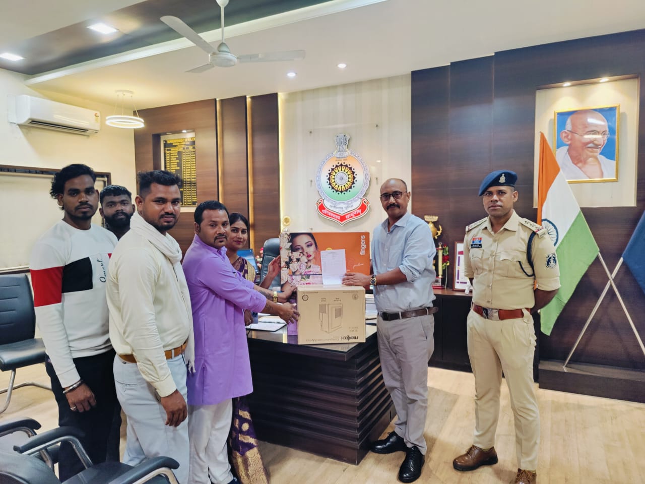 जांजगीर -चाम्पा : पुलिस अधीक्षक द्वारा पामगढ़ क्षेत्र में संचालित मुस्कान दिप्ती निशुल्क सिलाई प्रशिक्षण केन्द्र को कम्प्यूटर सेट प्रदाय किया गया जांजगीर -चाम्पा : पुलिस अधीक्षक द्वारा पामगढ़ क्षेत्र में संचालित मुस्कान दिप्ती निशुल्क सिलाई प्रशिक्षण केन्द्र को कम्प्यूटर सेट प्रदाय किया गया