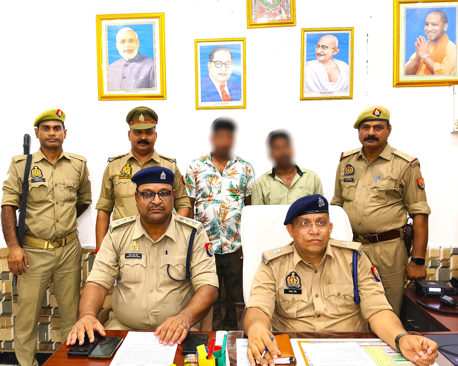 गिरफ्तार अंतराज्यीय गांजा तस्कर कज साथ पुलिस अधिकारी। गिरफ्तार अंतराज्यीय गांजा तस्कर कज साथ पुलिस अधिकारी।
