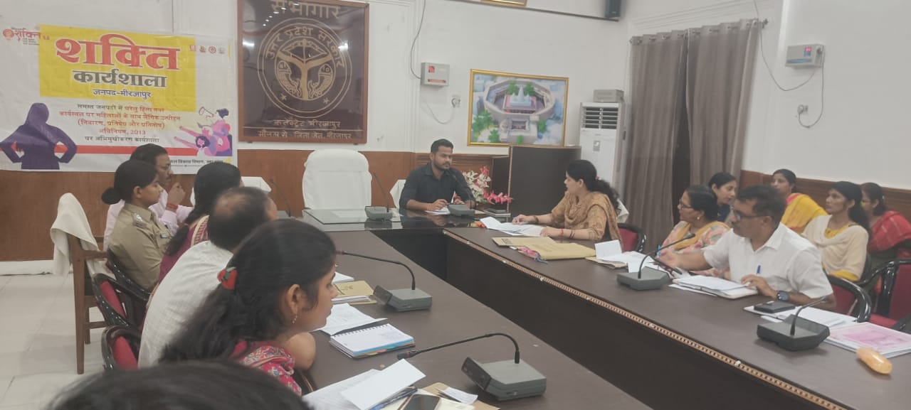 कलेक्ट्रेट सभागार में अफसरों की बैठक लेते सीडीओ विशाल कुमार। कलेक्ट्रेट सभागार में अफसरों की बैठक लेते सीडीओ विशाल कुमार।