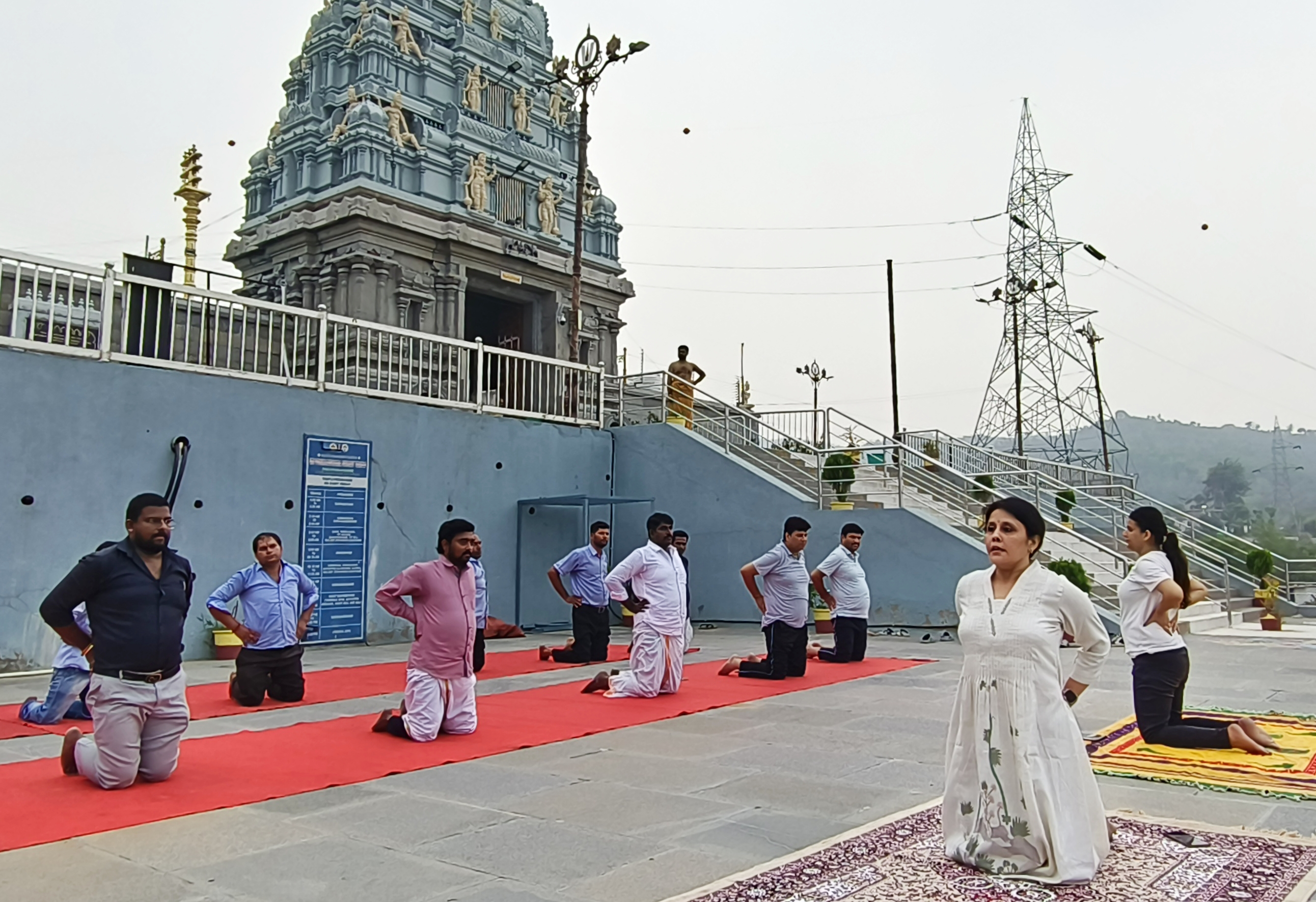 जम्मू के तिरूपति बालाजी मंदिर में अंतरराष्ट्रीय योग दिवस मनाया गया जम्मू के तिरूपति बालाजी मंदिर में अंतरराष्ट्रीय योग दिवस मनाया गया