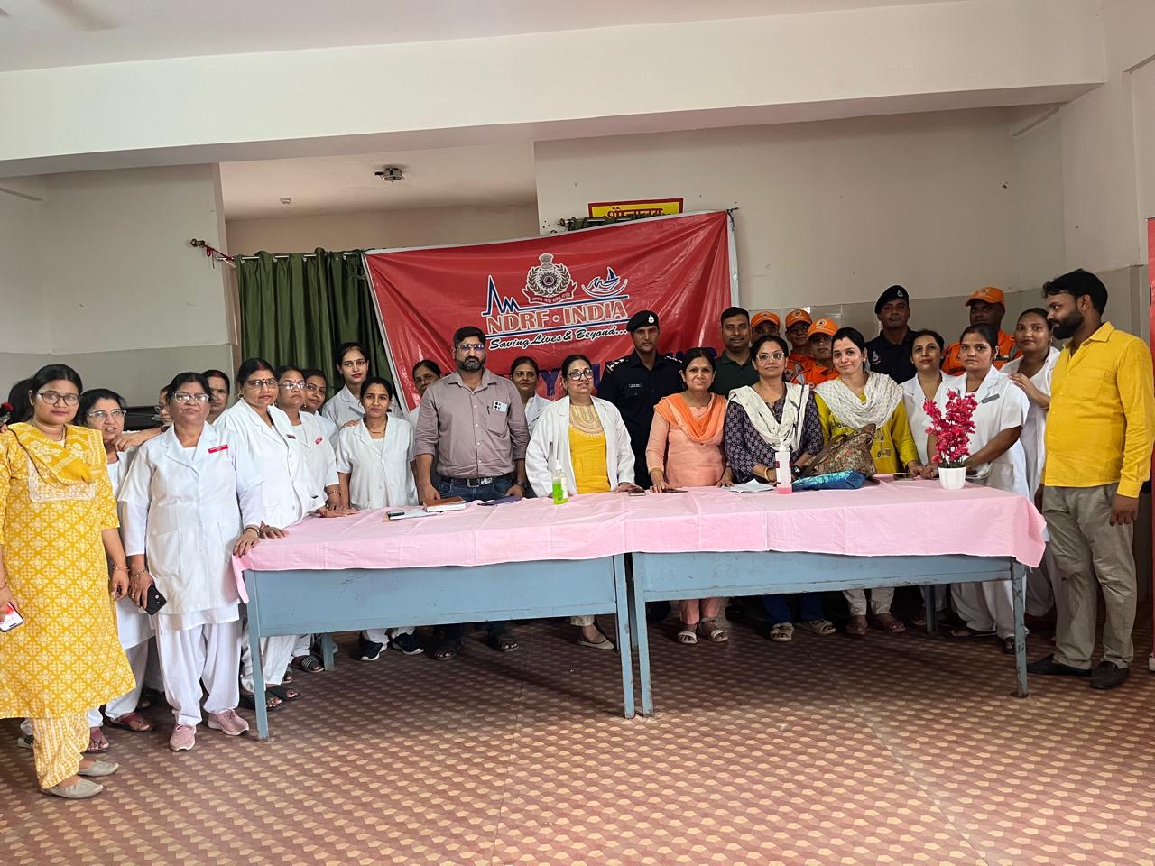 एनडीआरएफ की टीम प्रशिक्षण देती हुई एनडीआरएफ की टीम प्रशिक्षण देती हुई