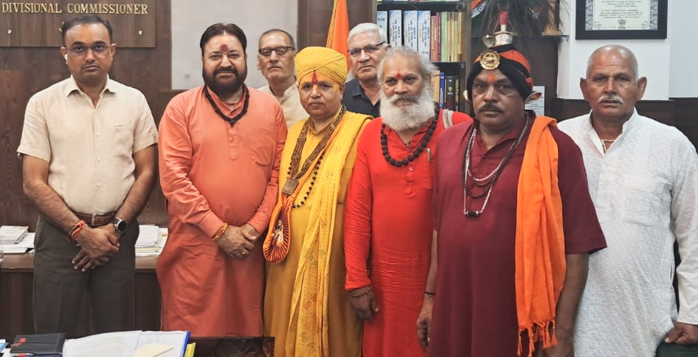 जम्मू-कश्मीर संत समाज न्यास के प्रतिनिधिमंडल ने अमरनाथ यात्रा व्यवस्थाओं पर चर्चा के लिए मंडलायुक्त से मुलाकात की जम्मू-कश्मीर संत समाज न्यास के प्रतिनिधिमंडल ने अमरनाथ यात्रा व्यवस्थाओं पर चर्चा के लिए मंडलायुक्त से मुलाकात की