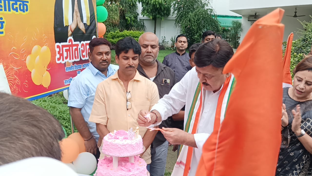 केक काटते विधायक केक काटते विधायक