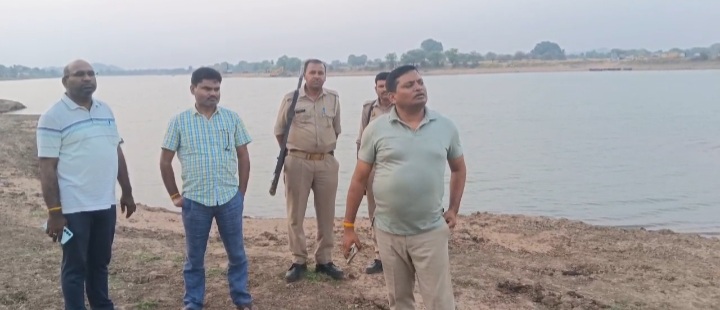 बालू घाट पर निरीक्षण करते एसडीएम बालू घाट पर निरीक्षण करते एसडीएम