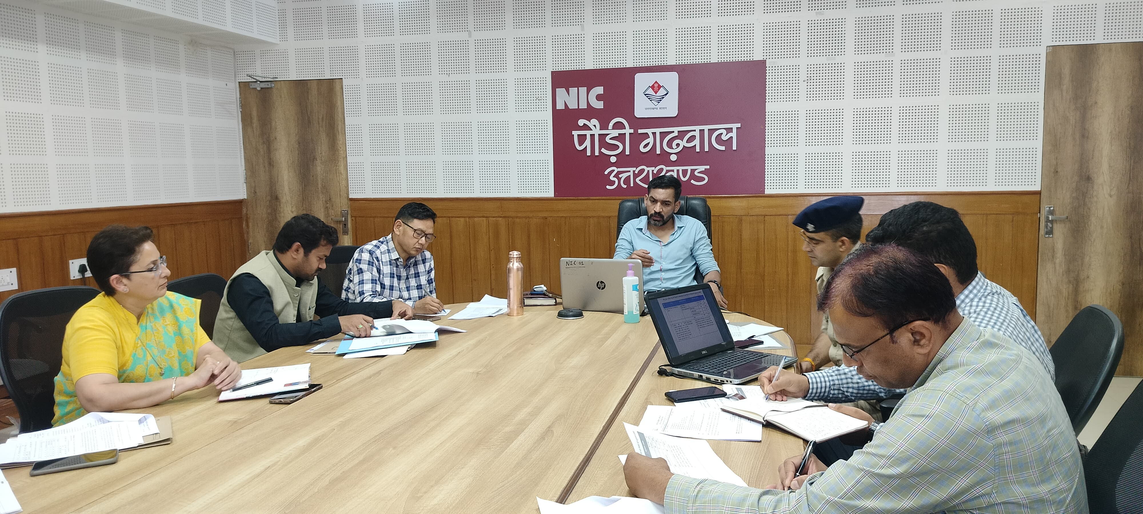 एनआईसी कक्ष में सड़क सुरक्षा समिति की बैठक लेते जिलाधिकारी एनआईसी कक्ष में सड़क सुरक्षा समिति की बैठक लेते जिलाधिकारी