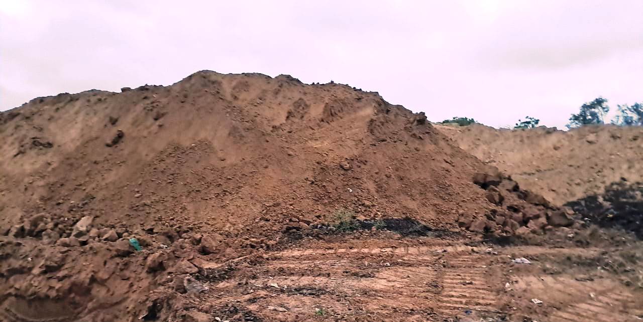 अवैध रुप से मिट्टी का दृश्य अवैध रुप से मिट्टी का दृश्य