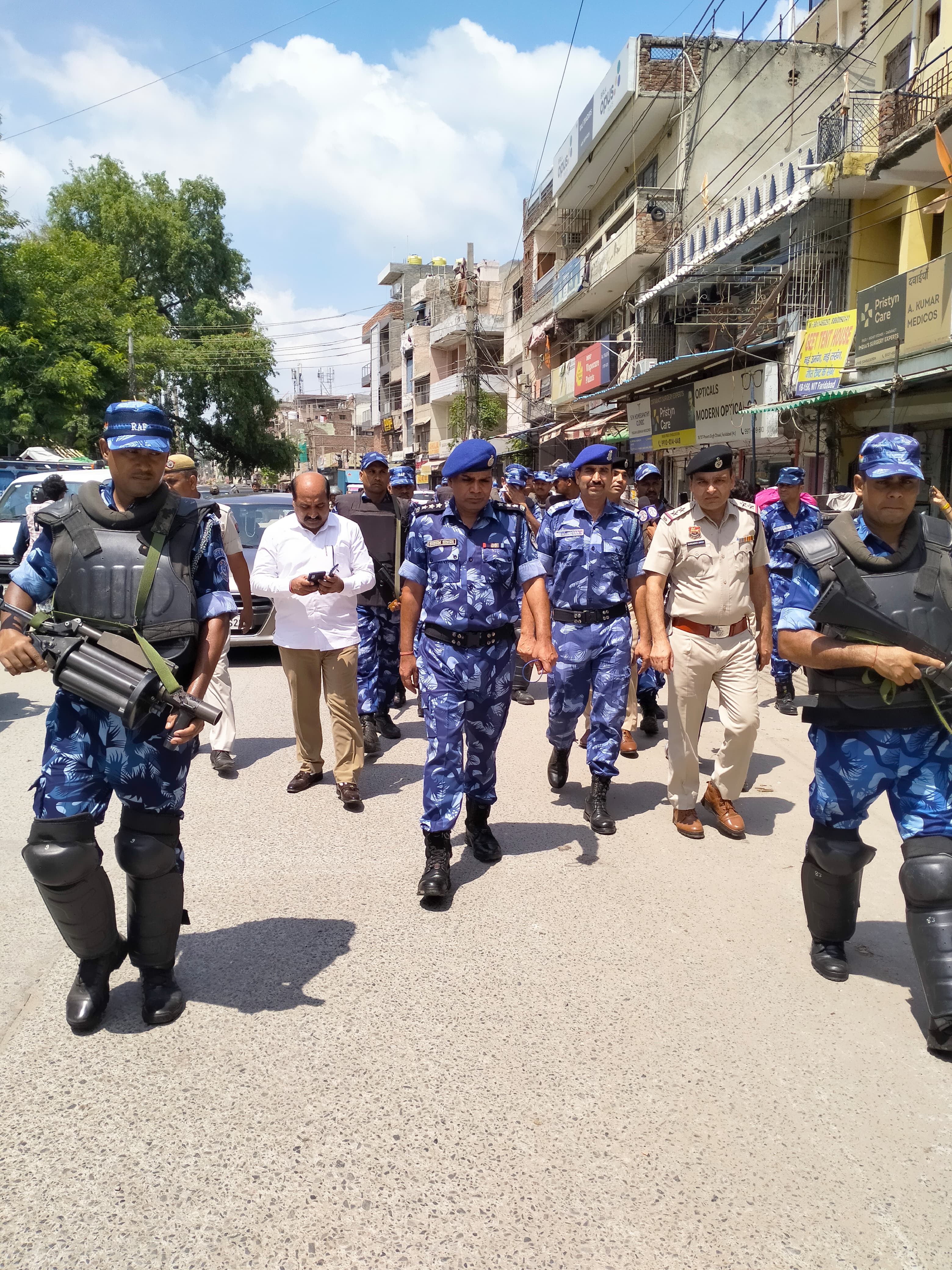 फ्लैग मार्च निकालती रैपिड एक्शन फोर्स की प्लाटून फ्लैग मार्च निकालती रैपिड एक्शन फोर्स की प्लाटून