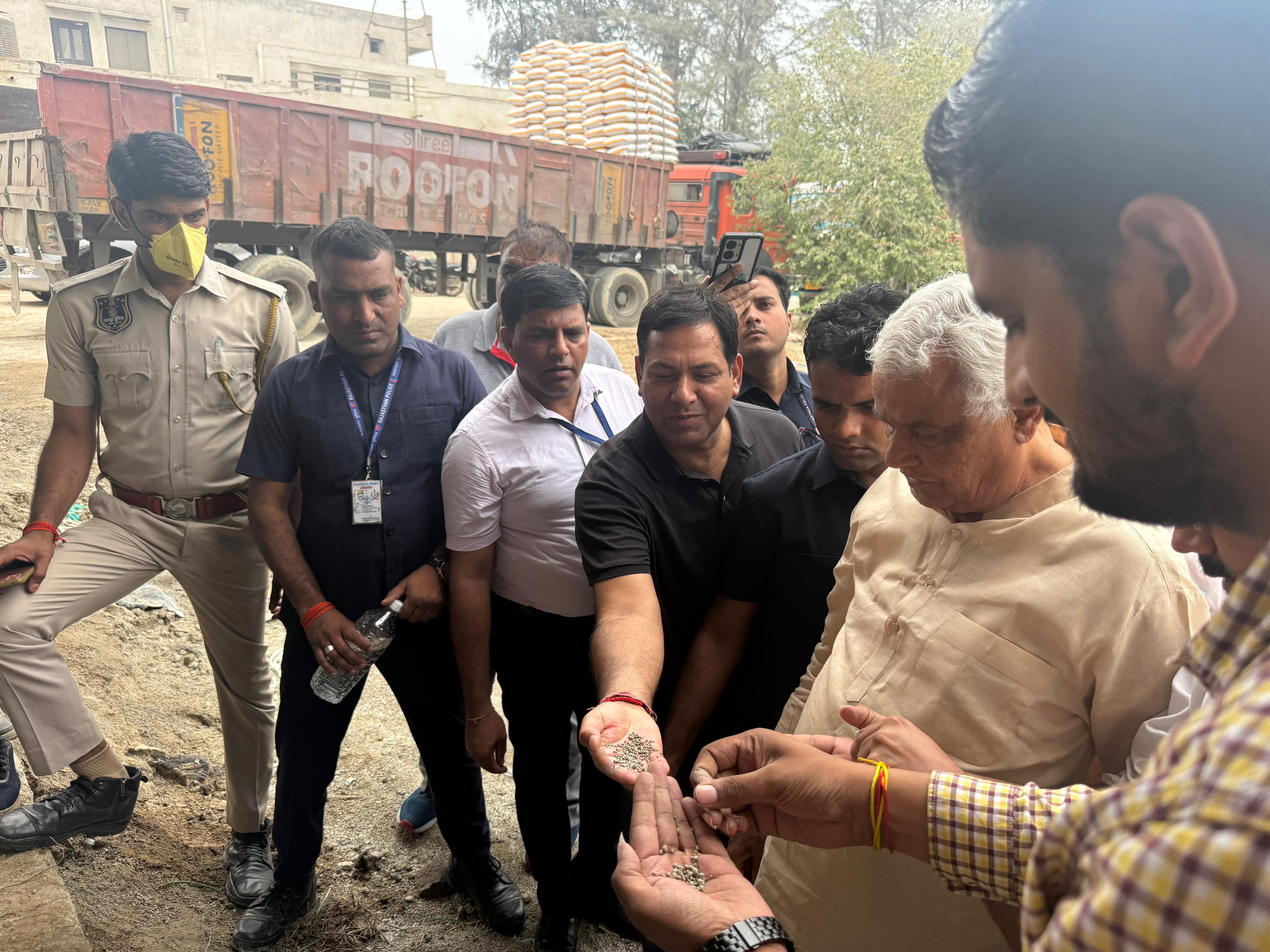 कृषि मंत्री का खाद्य फैक्ट्री पर छापा कृषि मंत्री का खाद्य फैक्ट्री पर छापा