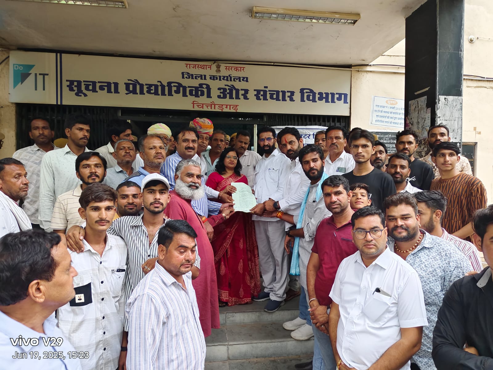 चित्तौड़गढ़ में नारकोटिक्स अधिकारियों के खिलाफ जांच की मांग को लेकर किसानों ने जिला प्रशासन को ज्ञापन सौंपा। चित्तौड़गढ़ में नारकोटिक्स अधिकारियों के खिलाफ जांच की मांग को लेकर किसानों ने जिला प्रशासन को ज्ञापन सौंपा।