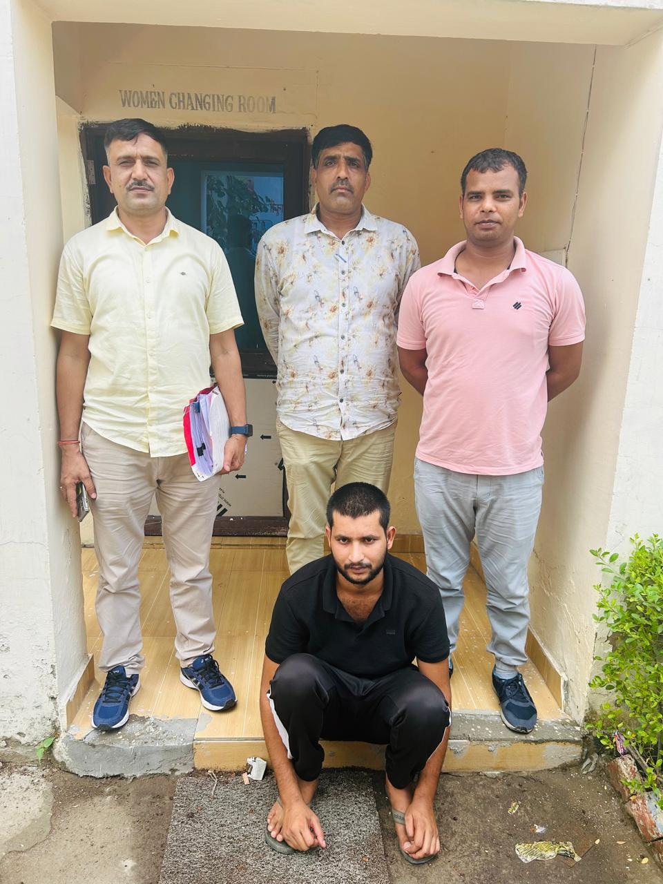 गिरफ्तार किया गया खाताधारक गिरफ्तार किया गया खाताधारक