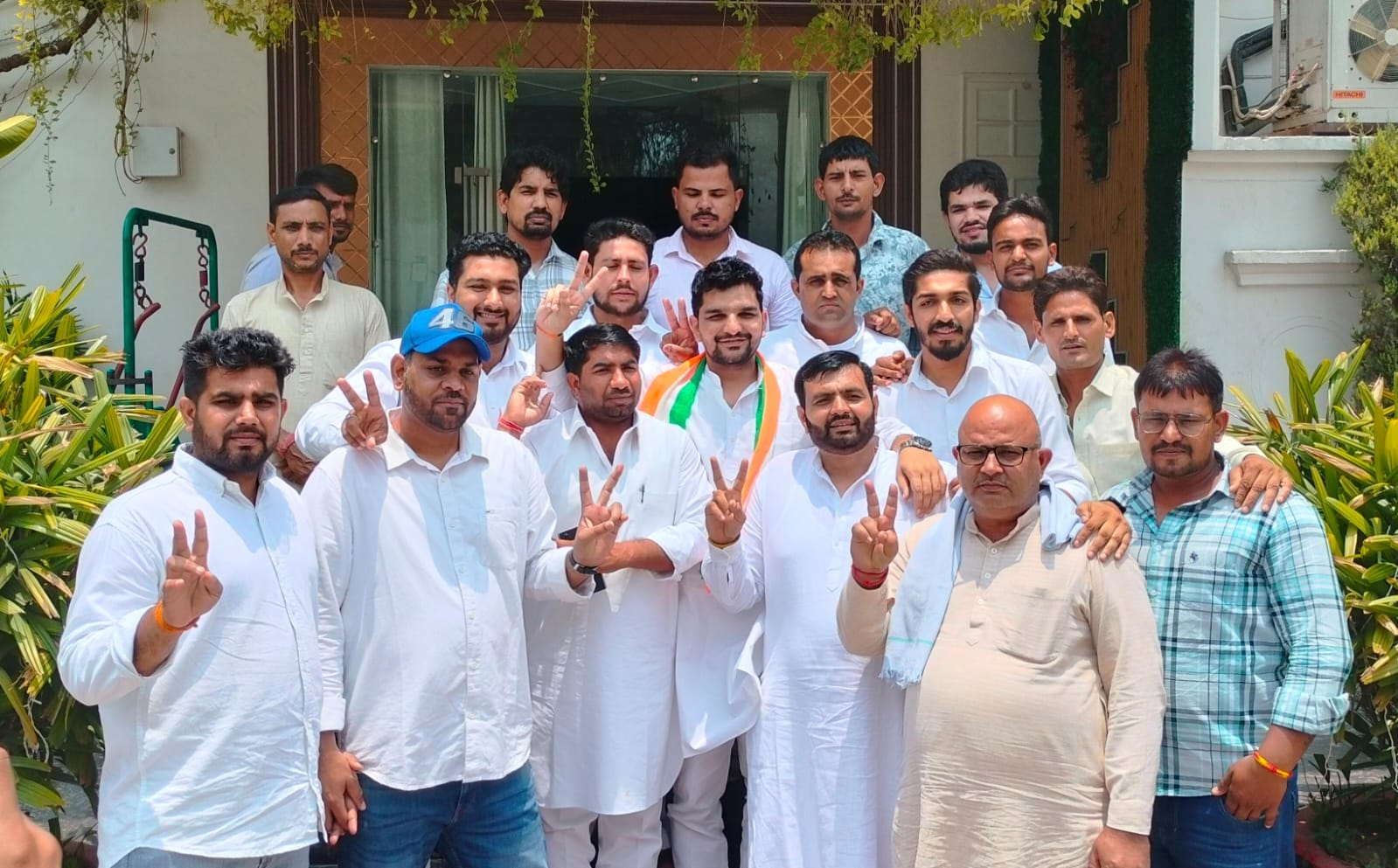 बैठक में भाग लेते हुए यूथ कांग्रेस कार्यकर्ता। बैठक में भाग लेते हुए यूथ कांग्रेस कार्यकर्ता।