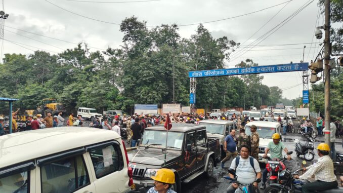 कोरबा : करंट की चपेट में आए ठेका कर्मी की मौत के बाद आक्रोश, ग्रामीणों ने श्रमिक चौक पर किया प्रदर्शन कोरबा : करंट की चपेट में आए ठेका कर्मी की मौत के बाद आक्रोश, ग्रामीणों ने श्रमिक चौक पर किया प्रदर्शन