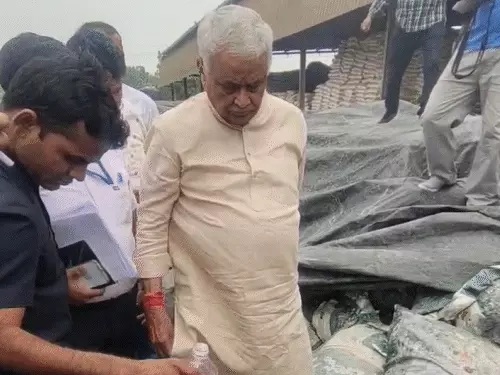 कृषि मंत्री किरोड़ीलाल ने उदयपुर में खाद फैक्ट्री पर मारा छापा, पांच फैक्ट्रियों से लिए सैम्पल कृषि मंत्री किरोड़ीलाल ने उदयपुर में खाद फैक्ट्री पर मारा छापा, पांच फैक्ट्रियों से लिए सैम्पल
