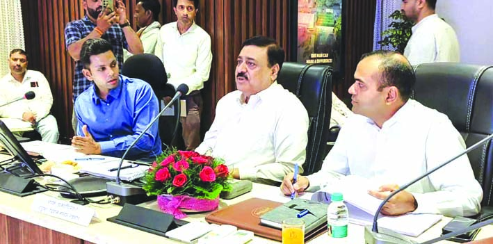 बैठक के दौरान आयुक्त व अन्य बैठक के दौरान आयुक्त व अन्य