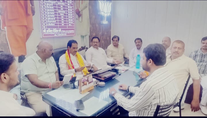 पार्टी कार्यालय में बैठक करते जिलाध्यक्ष पार्टी कार्यालय में बैठक करते जिलाध्यक्ष