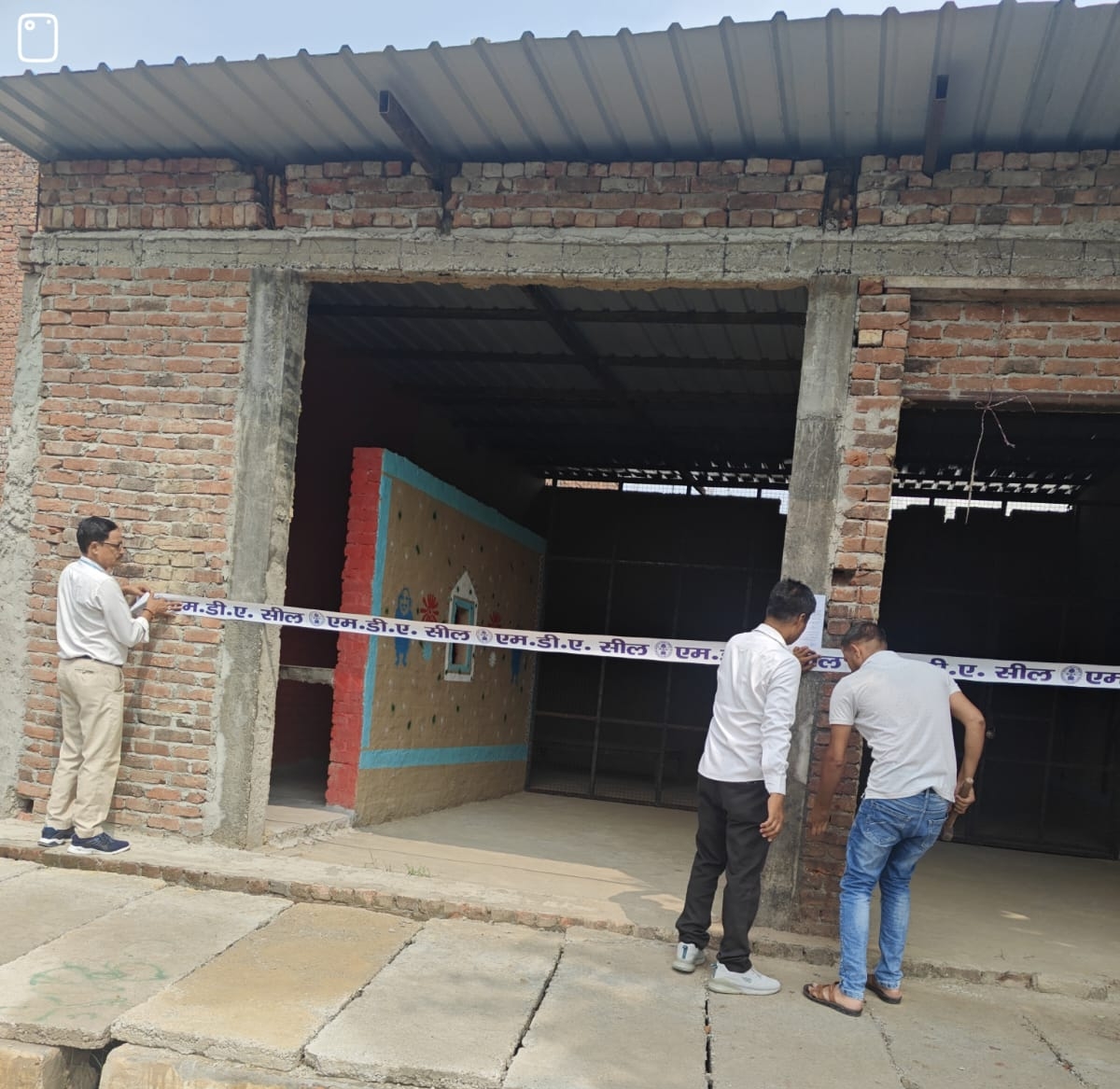 बिना प्राधिकरण की स्वीकृति के दीवारें उठाकर टिनशेड डालने व शटर लगाने का प्रयास करने पर सील लगाती एमडीए की टीम। बिना प्राधिकरण की स्वीकृति के दीवारें उठाकर टिनशेड डालने व शटर लगाने का प्रयास करने पर सील लगाती एमडीए की टीम।