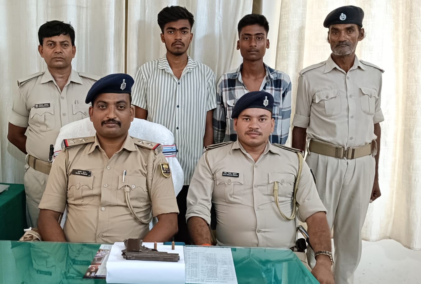 पुलिस टीम की गिरफ्त में दोनो अपराधी पुलिस टीम की गिरफ्त में दोनो अपराधी
